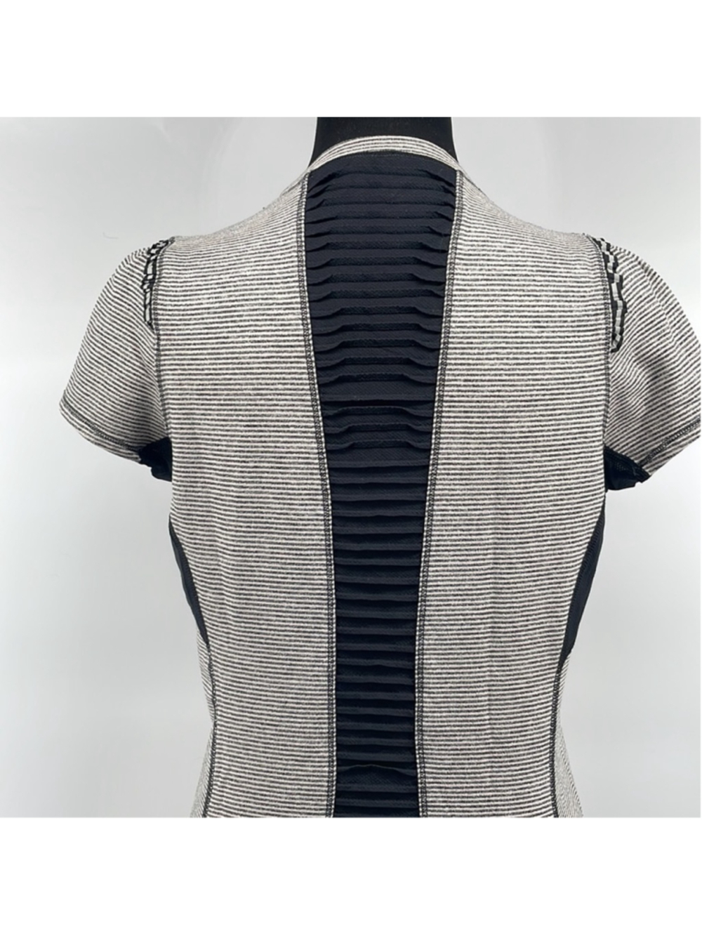Lululemon Star Runner Short Sleeve
Tonka Stripe Cashew / Heathered Black sz 6 - Picture 7 of 13